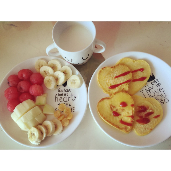 糯米er小桃子的水果拼盘+牛奶+鸡蛋饼做法的学