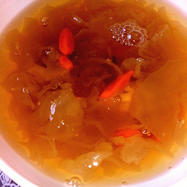 鸿宇妈咪的银耳莲子百合枸杞红枣汤做法的学习