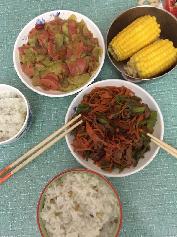 菜小婷成长记的黄瓜炒火腿肠,煮玉米,红萝卜青