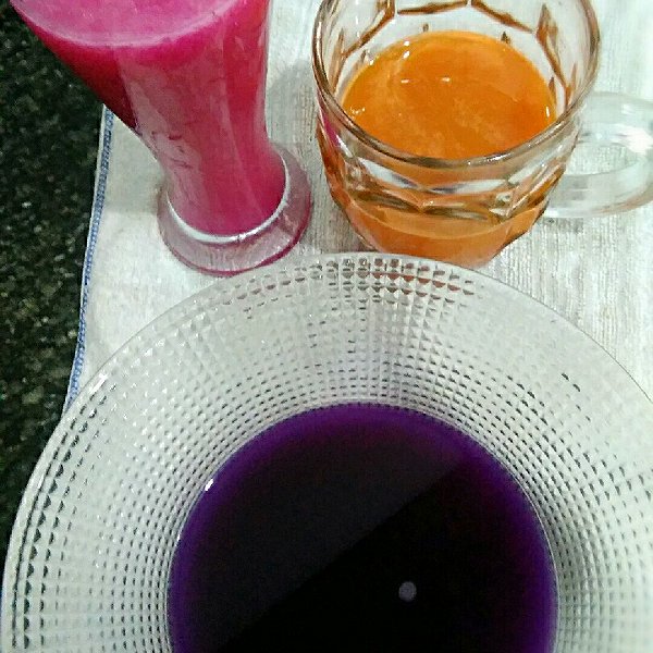 江中水花的火龙果,红萝卜,紫甘蓝榨汁留着用做