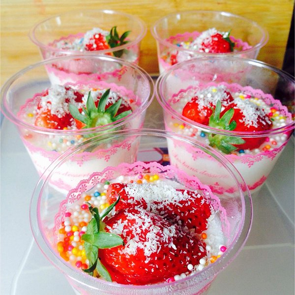 Twins的妈咪的草莓牛奶布丁杯做法的学习成果