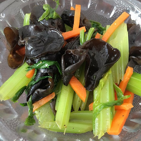 邬小厨的减肥吃凉拌芹菜木耳萝卜做法的学习成