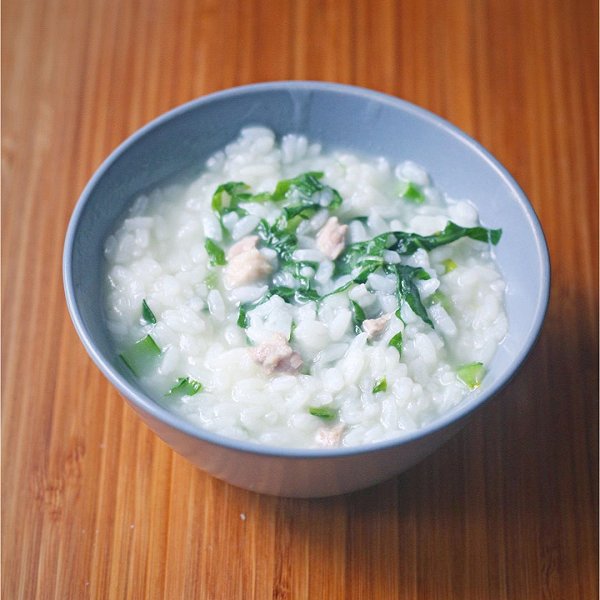 淡淡的腥红的鸡肉青菜小米粥~宝宝早餐做法的