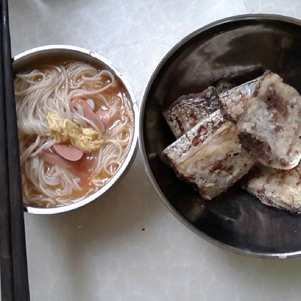 我家有个大肉肉的三岁宝宝晚餐,香煎带鱼,西红