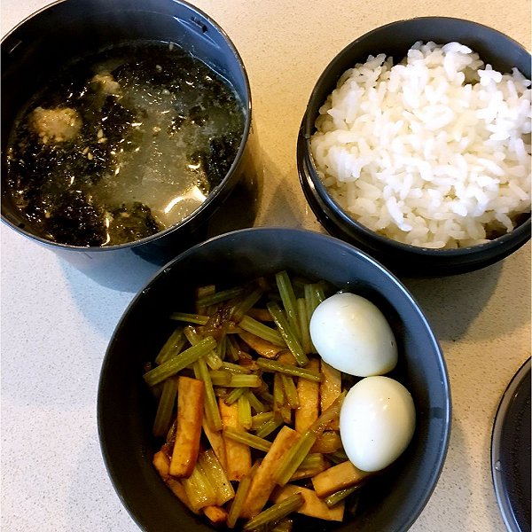 肖丛的午餐:冬瓜丸子汤芹菜豆干五香鹌鹑蛋米
