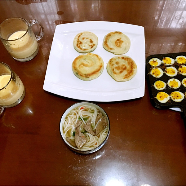 情爱意的猪肝汤粉+葱油饼+鹌鹑蛋丸子+芒果奶