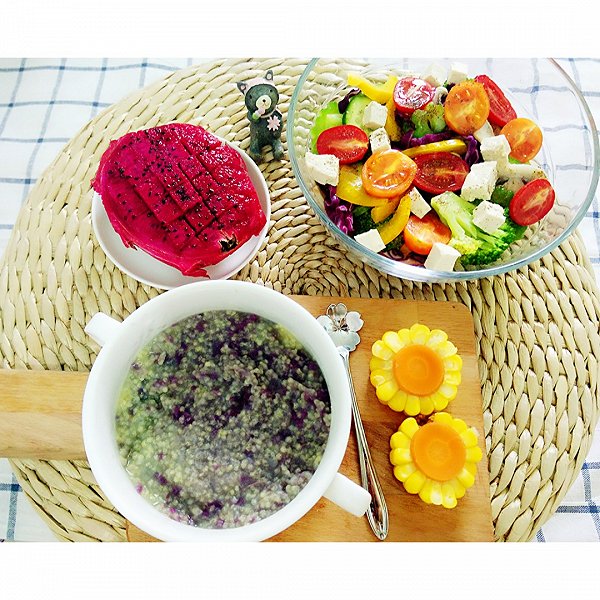 Lee熙宝的紫薯小米粥火龙果蔬菜沙拉做法的学
