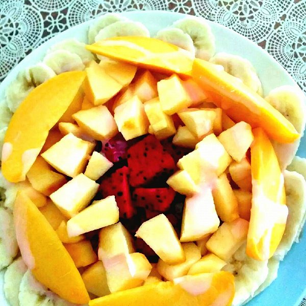 Amy子的水果拼盘:红肉火龙果,香蕉,苹果,黄桃,