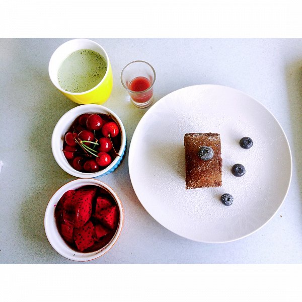 unal的早餐。 蓝莓磅蛋糕,水果,抹茶牛奶,胶原。