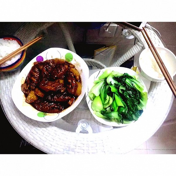 一只玛丽莲萌鹿的可乐鸡翅+清炒小油菜做法的