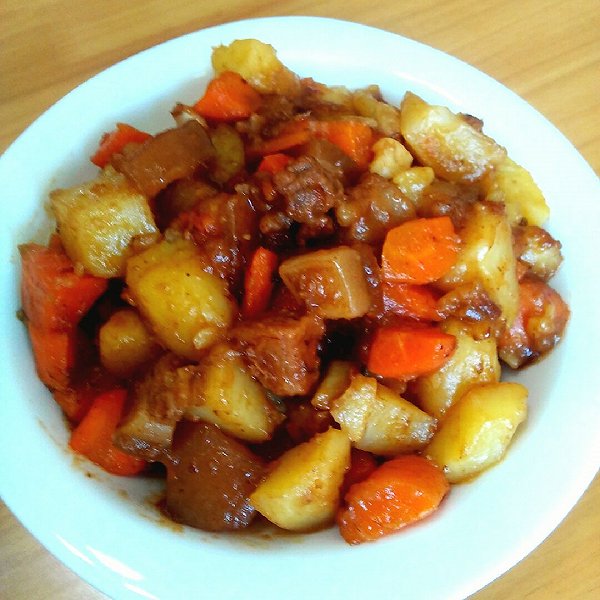美食新煮张的红烧肉配胡萝卜和土豆做法的学习