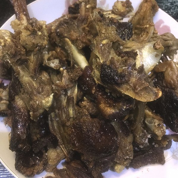 椒盐鸭架的做法_