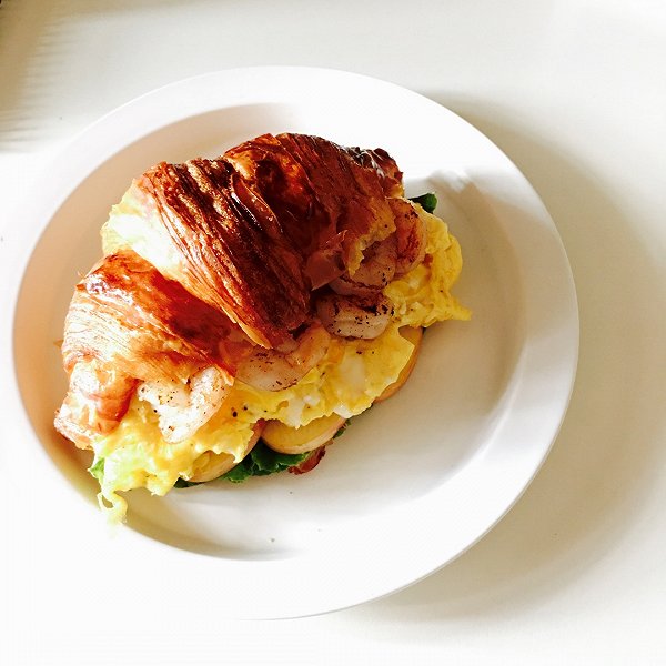 白云童鞋的滑蛋煎虾仁配芝士苹果生菜可颂做法