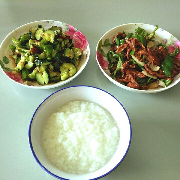 一碗米粥,一荤一素两个小菜,一个人,一顿简简单单的午饭.
