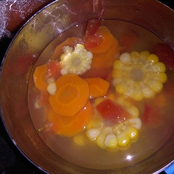 装正思密达的西红柿胡萝卜汤(孕妇开胃营养汤