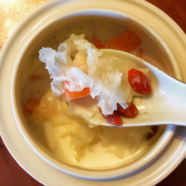 菁儿豆苗的木瓜银耳牛奶炖红枣杞子一做法的学