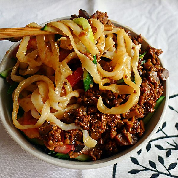 灰灰之家的董先生做的炸酱面,超好吃!做法的学