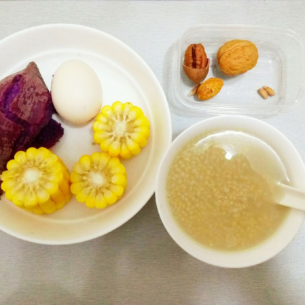 我的健康早餐:紫薯,鸡蛋,玉米,小米粥和干果