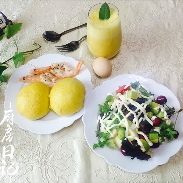 含蓄草的 南瓜牛奶,南瓜豆沙包,蔬菜水果沙拉,黑