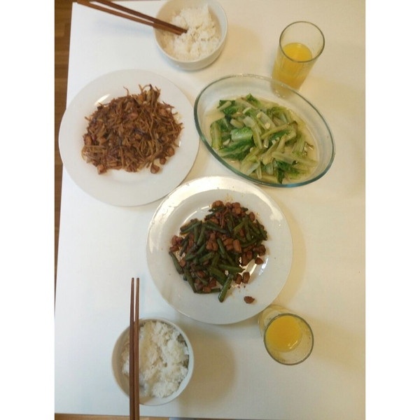 腐国生存记的盆友为我做了一顿晚饭丰盛的美食课题春节的美味关于小图片