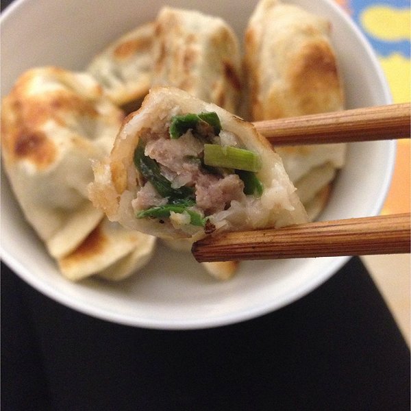 弥小苏的自己包的韭菜猪肉馅饺子,做成煎饺。