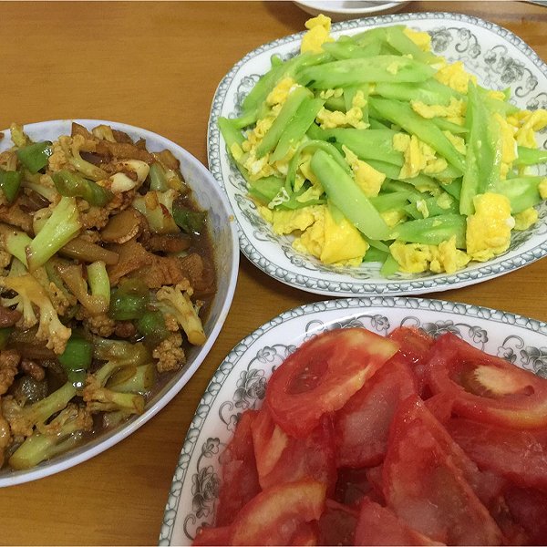 彦红双鱼的凉拌西红柿 黄瓜炒鸡蛋 花菜烧肉做